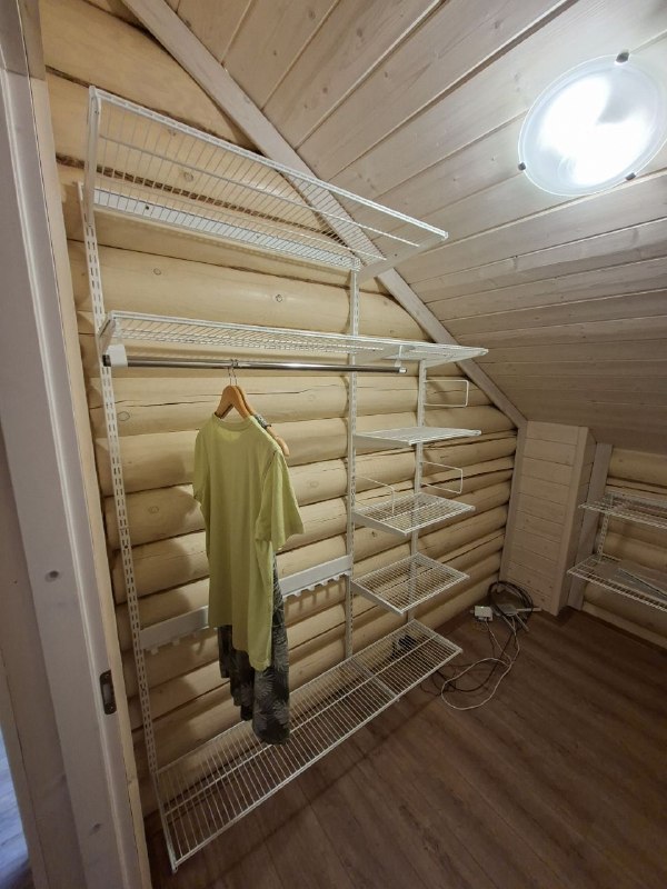 Белая угловая гардеробная с выдвижными корзинами, ~1,5×2,2 м, фото 1