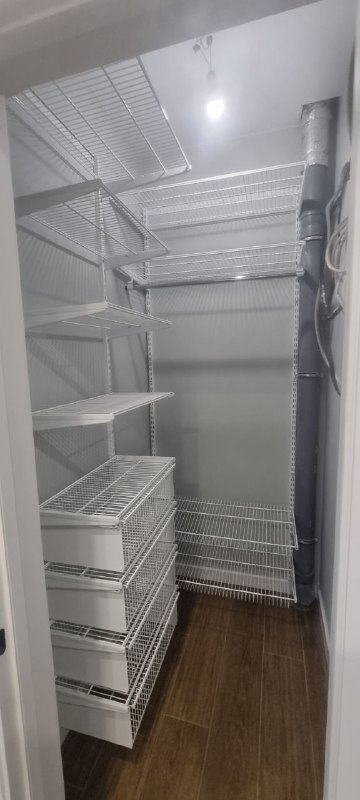 Белая угловая гардеробная с выдвижными корзинами, ~1,2×1,5 м, фото 1