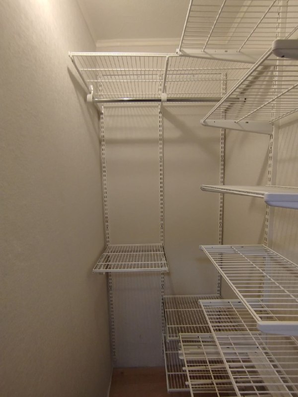 Белая угловая гардеробная с выдвижными корзинами, ~1,8×1,5 м, фото 2