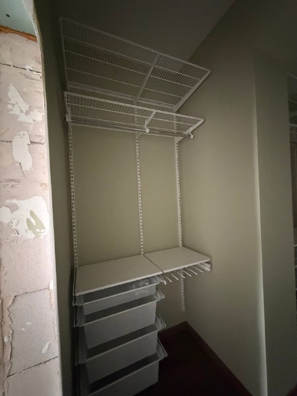 Белая угловая гардеробная с выдвижными корзинами, ~1,8×2,4 м, фото 1