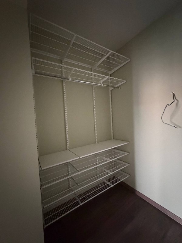 Белая угловая гардеробная с выдвижными корзинами, ~1,8×2,4 м, фото 2