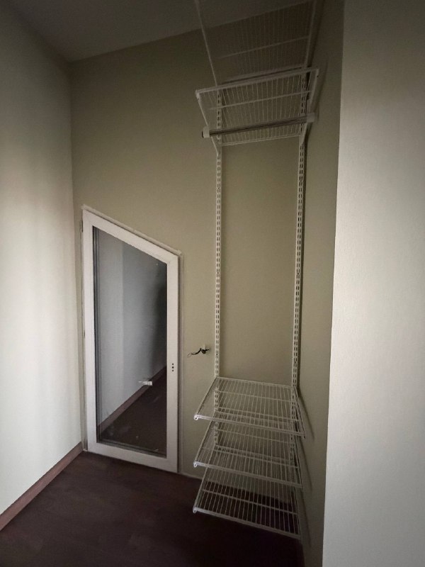 Белая угловая гардеробная с выдвижными корзинами, ~1,8×2,4 м, фото 3