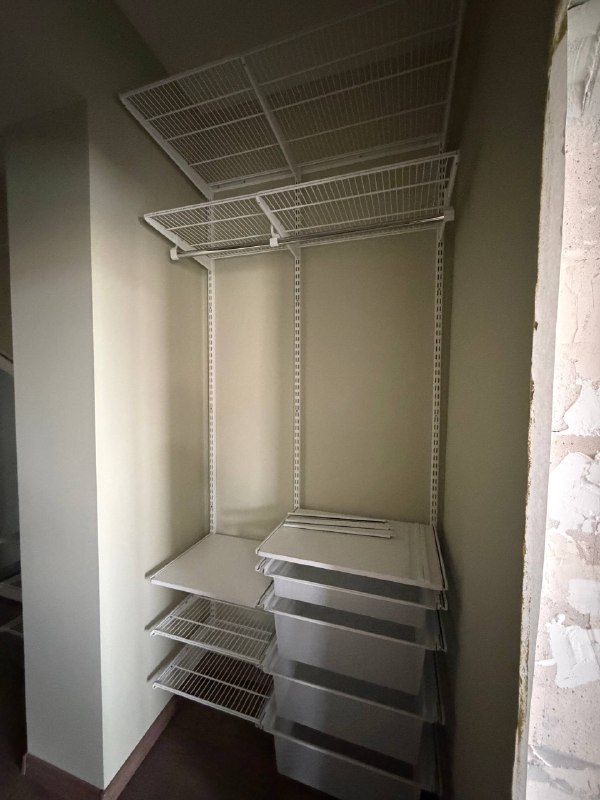 Белая угловая гардеробная с выдвижными корзинами, ~1,8×2,4 м, фото 4