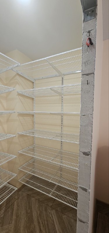 Белая угловая гардеробная с выдвижными корзинами, ~1,9×1,5 м, фото 1