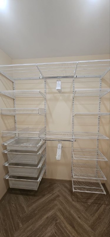 Белая угловая гардеробная с выдвижными корзинами, ~1,9×1,5 м, фото 2
