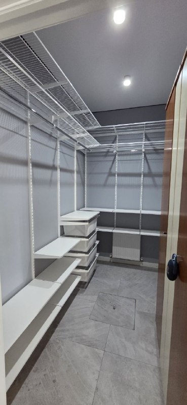 Белая угловая гардеробная с выдвижными корзинами, ~2,4×2,2 м, фото 1