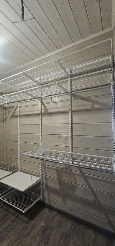 Белая угловая гардеробная с выдвижными корзинами, ~1,5×2,1 м, фото 1