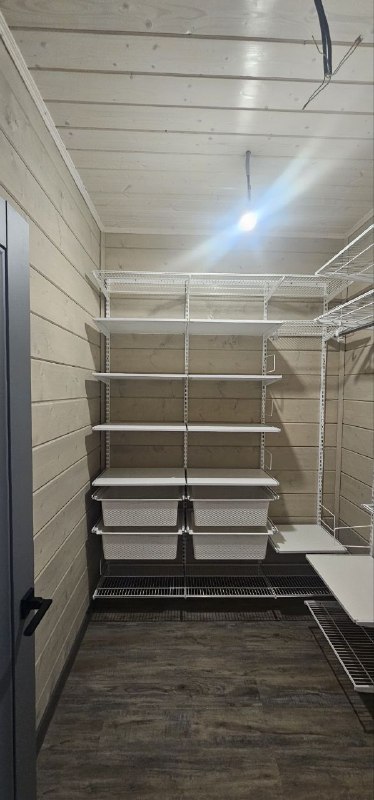 Белая угловая гардеробная с выдвижными корзинами, ~1,5×2,1 м, фото 2