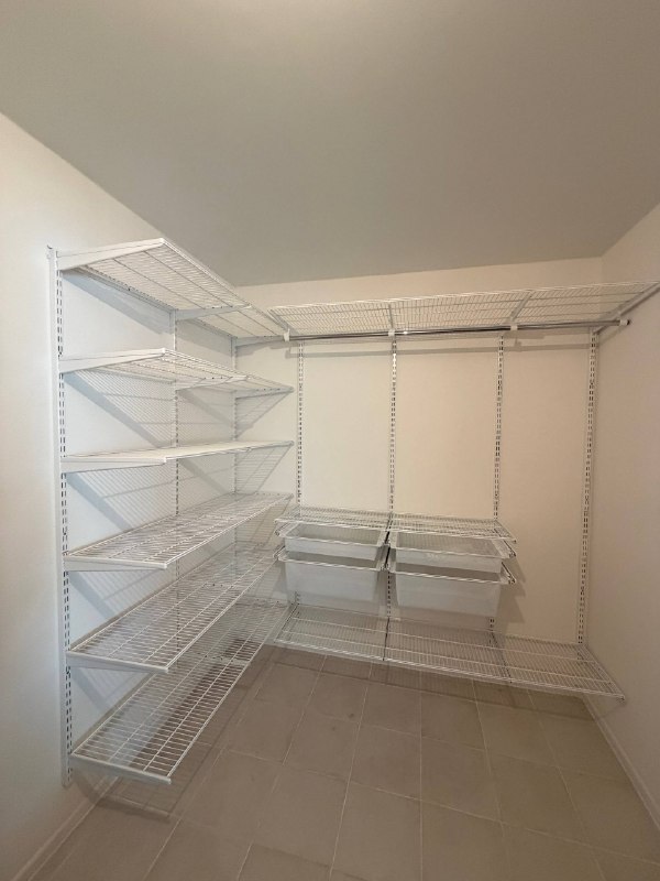 Белая угловая гардеробная с выдвижными корзинами, ~2,2×2 м, фото 1