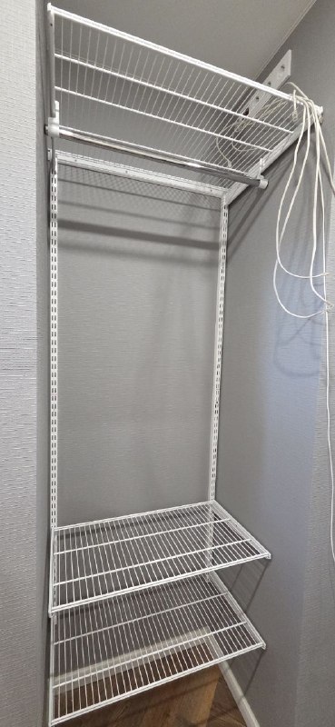 Белая угловая гардеробная с выдвижными корзинами, ~2,5×1,8 м, фото 2