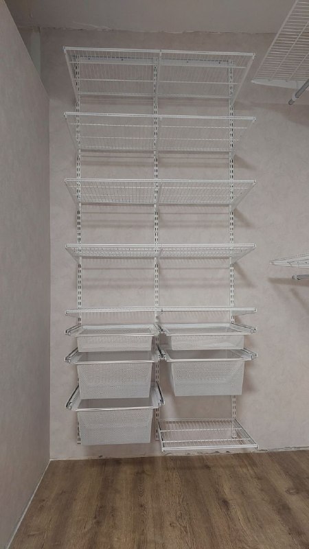 Белая угловая гардеробная с выдвижными корзинами, ~1,8×1,5 м, фото 3