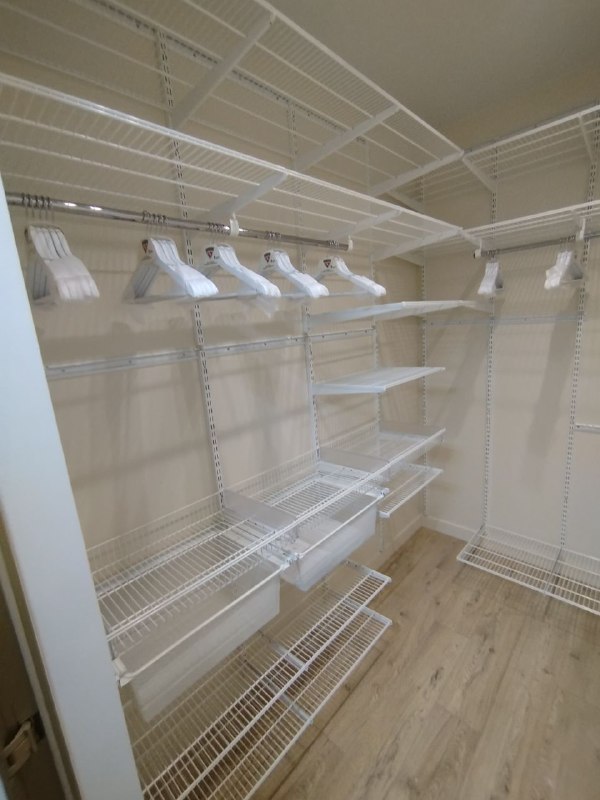 Белая угловая гардеробная с выдвижными корзинами, ~1,3×2,2 м, фото 3