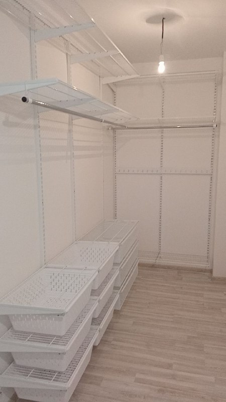 Белая угловая гардеробная с выдвижными корзинами, ~1,8×2,4 м, фото 1