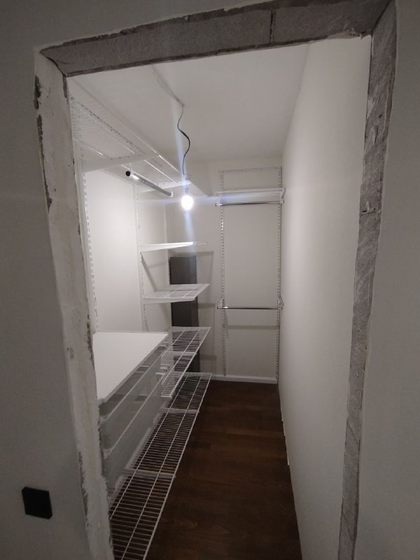 Белая угловая гардеробная с выдвижными корзинами, ~1,2×2,2 м, фото 1