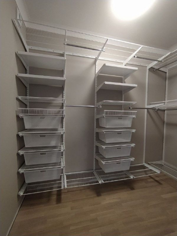 Белая угловая гардеробная с выдвижными корзинами, ~2,3×2,2 м, фото 1