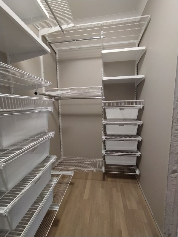 Белая угловая гардеробная с выдвижными корзинами, ~2,3×2,2 м, фото 2