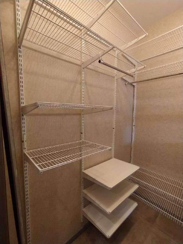 Белая угловая гардеробная с выдвижными корзинами, ~1,8×2,1 м, фото 1