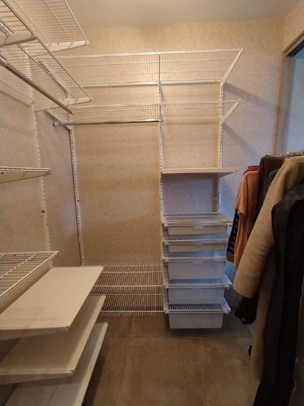 Белая угловая гардеробная с выдвижными корзинами, ~1,8×2,1 м, фото 2