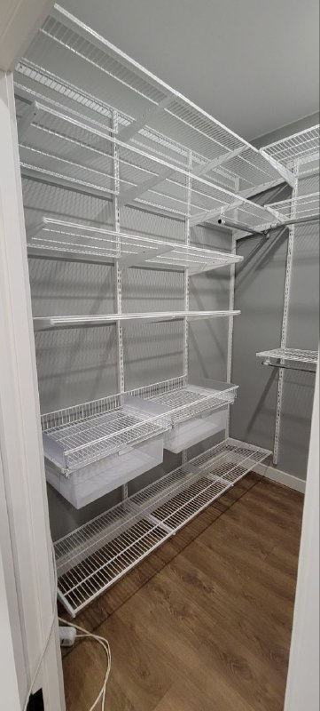 Белая угловая гардеробная с выдвижными корзинами, ~1,2×2,1 м, фото 1