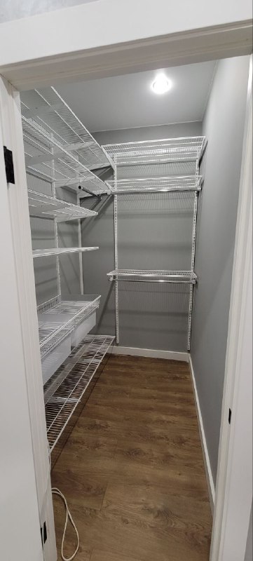 Белая угловая гардеробная с выдвижными корзинами, ~1,2×2,1 м, фото 2