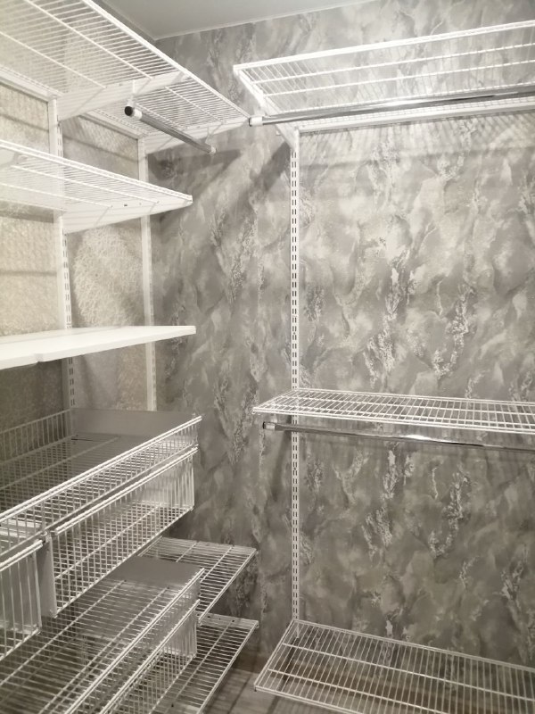 Белая угловая гардеробная с выдвижными корзинами, ~1,1×2 м, фото 1