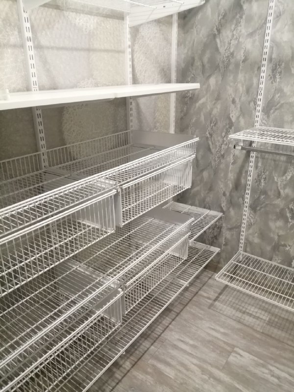 Белая угловая гардеробная с выдвижными корзинами, ~1,1×2 м, фото 3