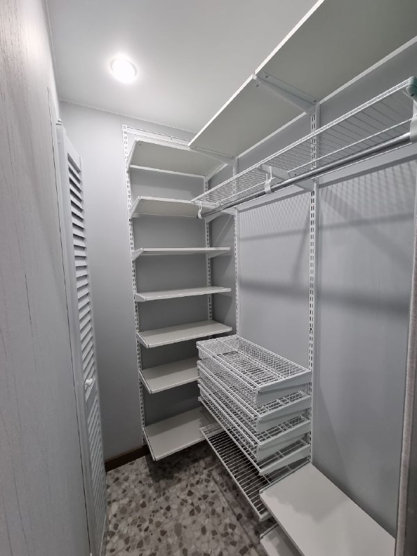Белая угловая гардеробная с выдвижными корзинами, ~1,2×2 м, фото 1