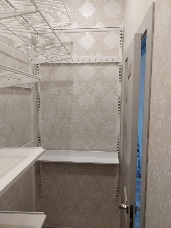 Белая угловая гардеробная с выдвижными корзинами, ~1×1,8 м, фото 2