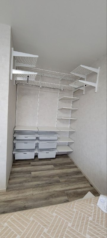 Белая угловая гардеробная с выдвижными корзинами, ~1,8×1,2 м, фото 1