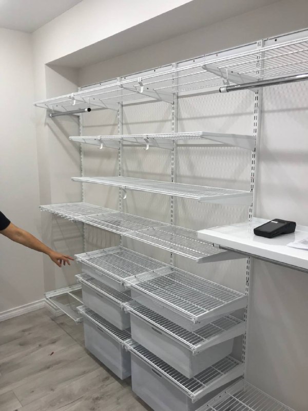 Белая угловая гардеробная с выдвижными корзинами, ~2,4×2 м, фото 1