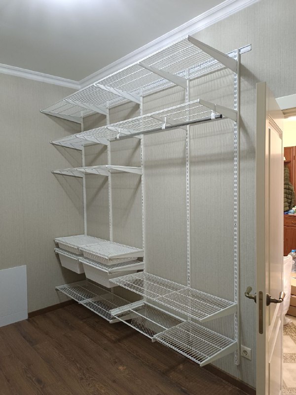 Белая угловая гардеробная с выдвижными корзинами, ~2,7×2 м, фото 1