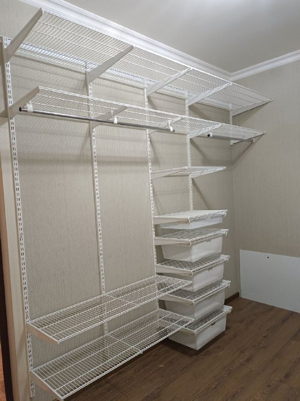 Белая угловая гардеробная с выдвижными корзинами, ~2,7×2 м, фото 2