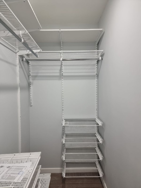 Белая угловая гардеробная с выдвижными корзинами, ~1,3×2,2 м, фото 1