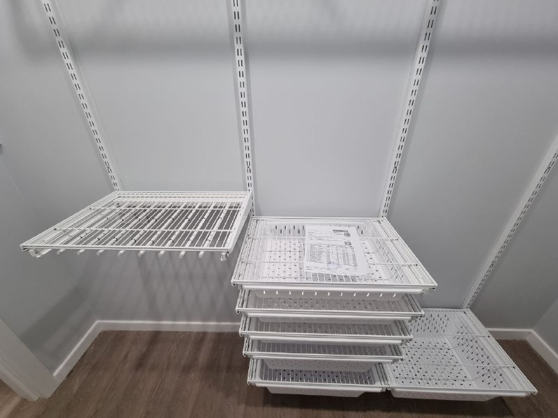 Белая угловая гардеробная с выдвижными корзинами, ~1,3×2,2 м, фото 3