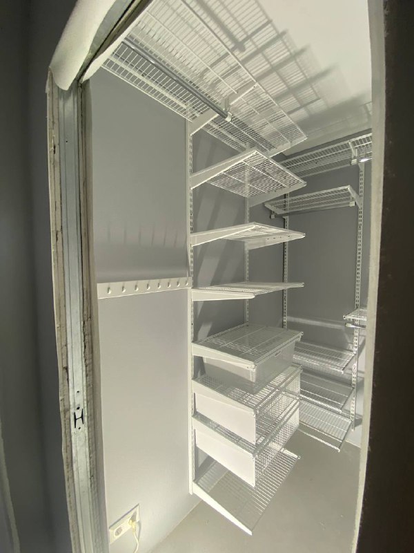 Белая угловая гардеробная с выдвижными корзинами, ~1,2×2 м, фото 2