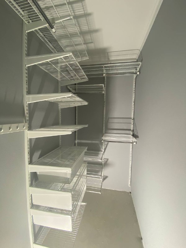 Белая угловая гардеробная с выдвижными корзинами, ~1,2×2 м, фото 3