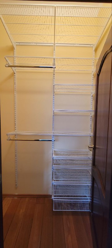 Белая угловая гардеробная с выдвижными корзинами, ~1,3×1,6 м, фото 1