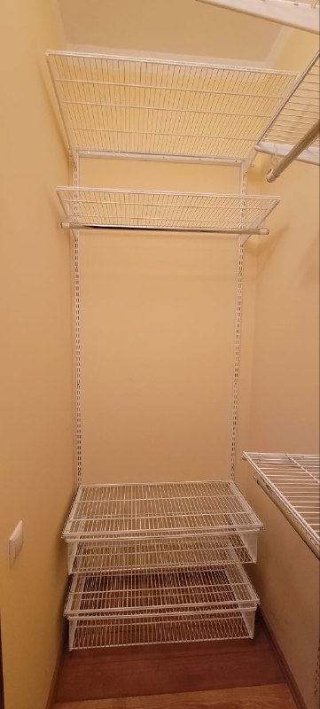 Белая угловая гардеробная с выдвижными корзинами, ~1,3×1,6 м, фото 2