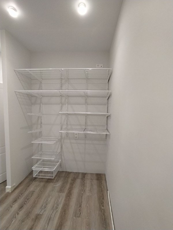 Белая угловая гардеробная с выдвижными корзинами, ~1,8×2,7 м, фото 1