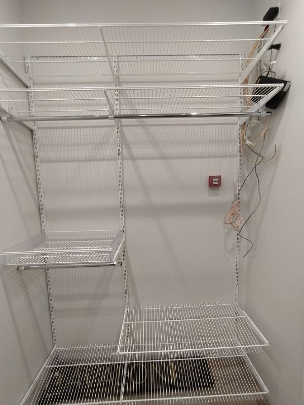 Белая угловая гардеробная с выдвижными корзинами, ~1,8×2,7 м, фото 2