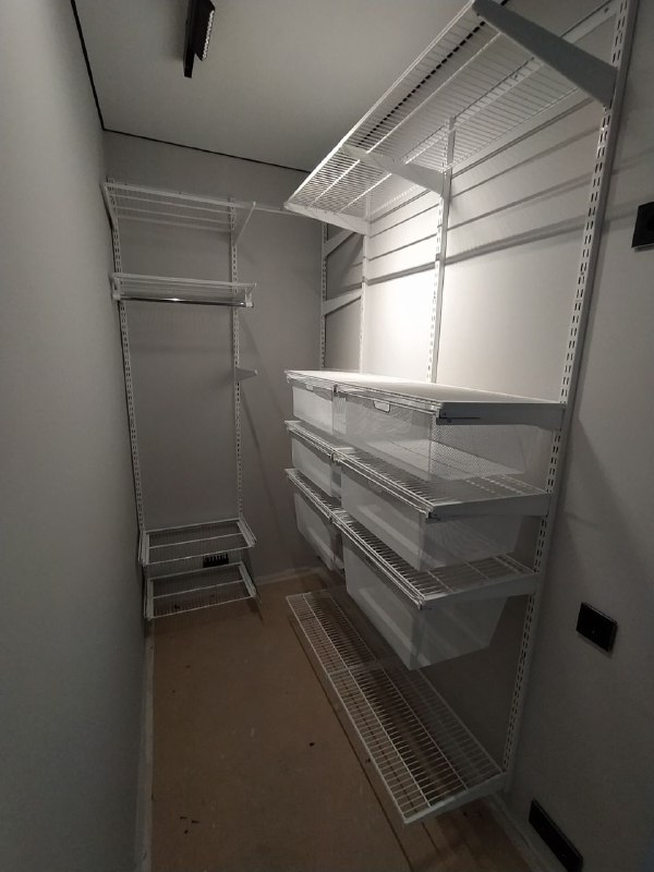 Белая угловая гардеробная с выдвижными корзинами, ~1,2×2 м, фото 1