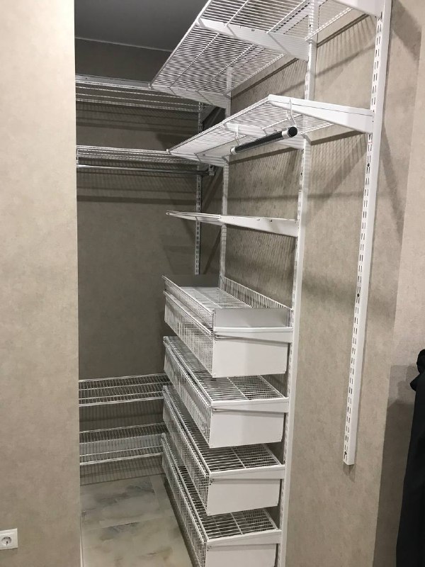 Белая угловая гардеробная с выдвижными корзинами, ~1,2×1,7 м, фото 1