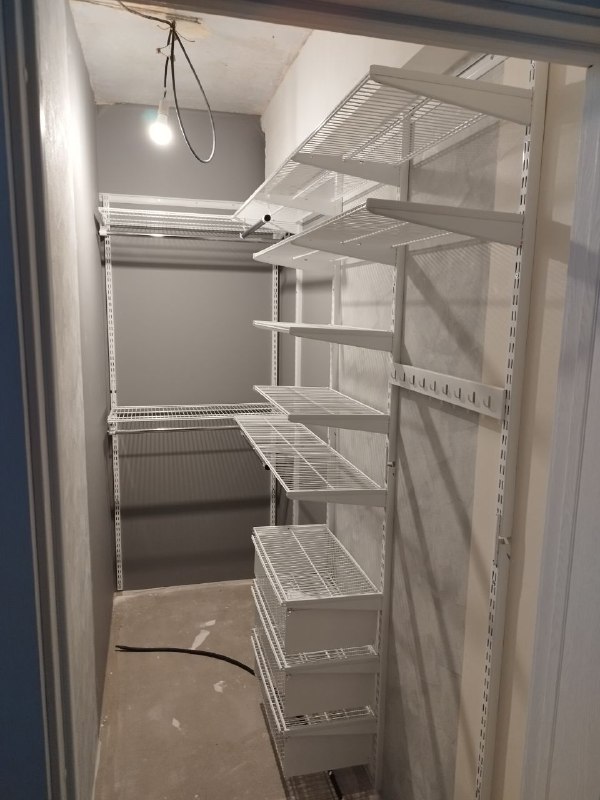 Белая угловая гардеробная с выдвижными корзинами, ~1,2×2,1 м, фото 1