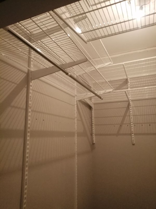 Белая угловая гардеробная с выдвижными корзинами, ~1,5×2,2 м, фото 1