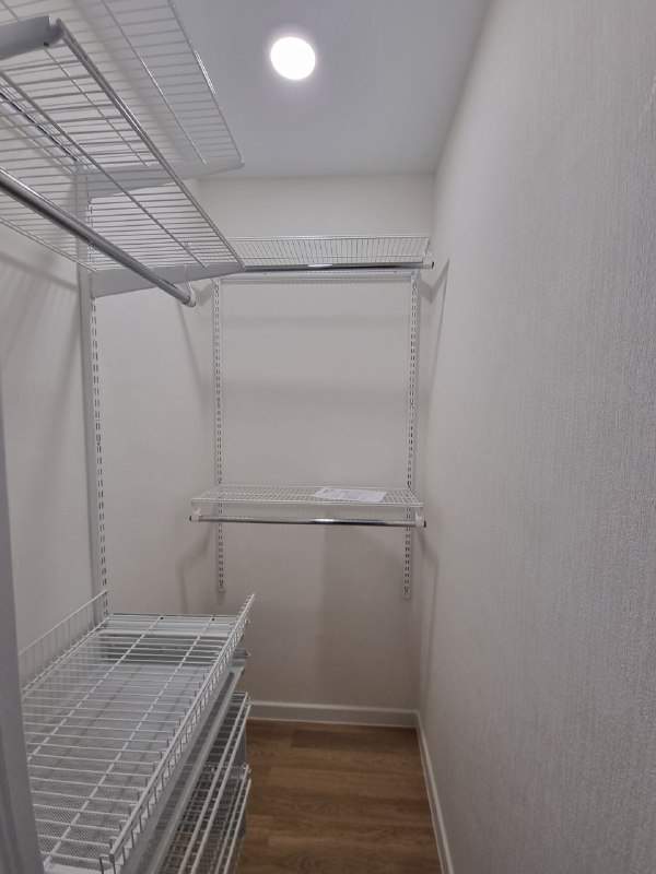 Белая угловая гардеробная с выдвижными корзинами, ~1,2×1,8 м, фото 1