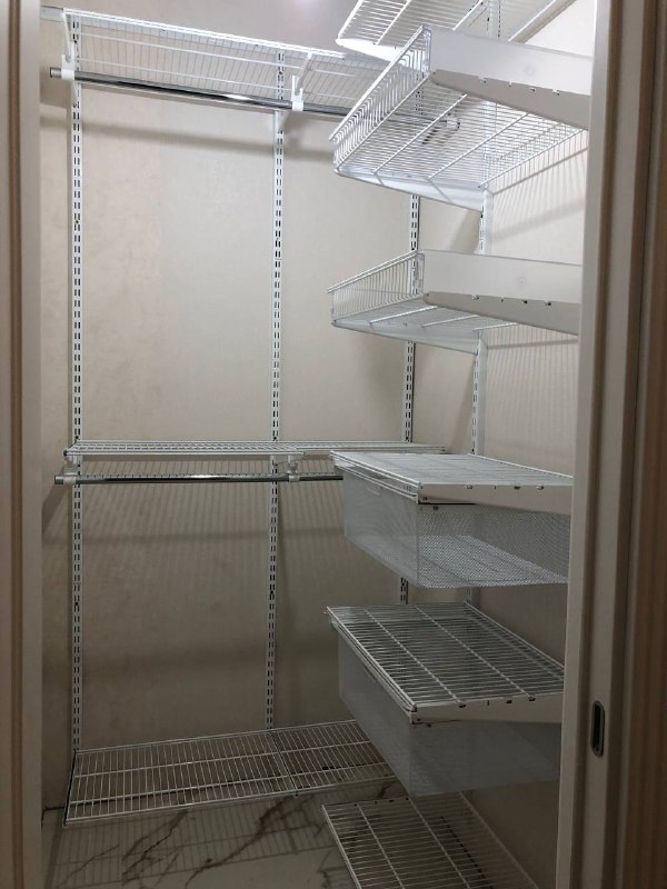 Белая угловая гардеробная с выдвижными корзинами, ~1,2×1,4 м, фото 1