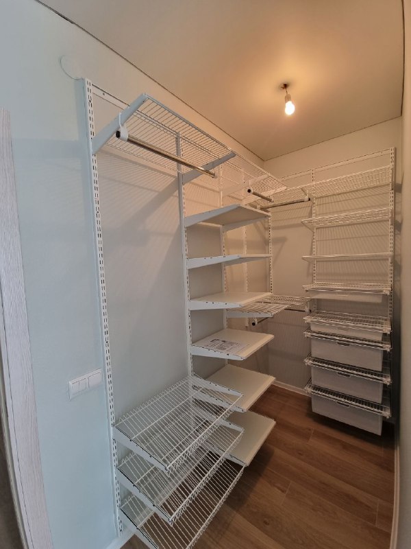 Белая угловая гардеробная с выдвижными корзинами, ~1,8×1,5 м, фото 1