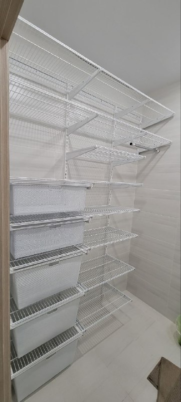 Белая угловая гардеробная с выдвижными корзинами, ~2,4×2,2 м, фото 1