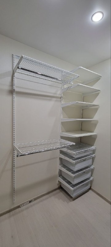 Белая угловая гардеробная с выдвижными корзинами, ~2,4×2,2 м, фото 2
