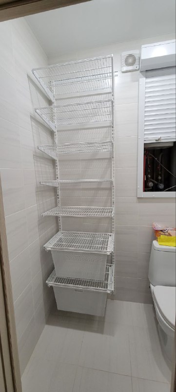 Белая угловая гардеробная с выдвижными корзинами, ~2,4×2,2 м, фото 3